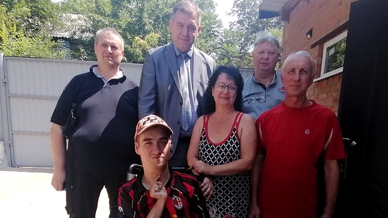 В Новочеркасске по просьбе инвалида восстановят тротуар и освещение в переулке Забронского