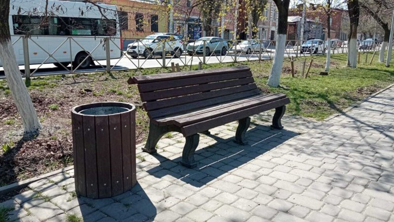 В Новочеркасске демонтированные на проспекте Платовском лавочки переносят на Баклановский и Красный спуск