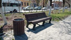 В Новочеркасске демонтированные на проспекте Платовском лавочки переносят на Баклановский и Красный спуск