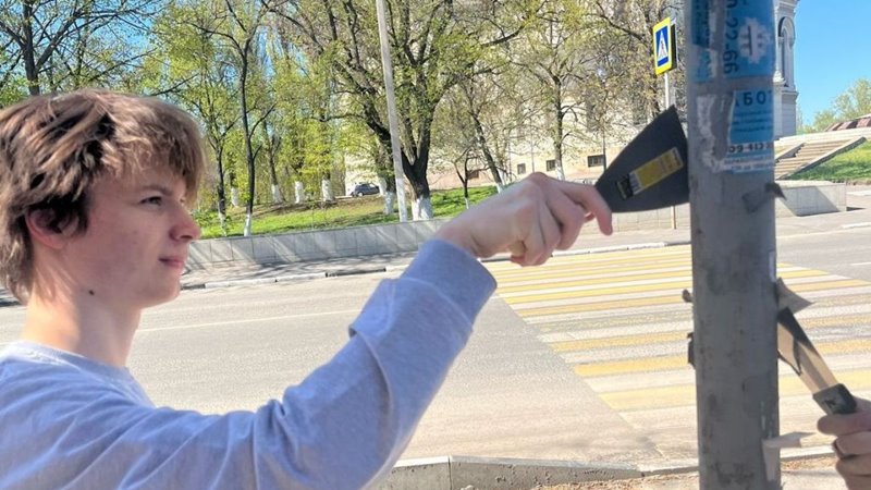 В Новочеркасске студенты продолжают очищать город от незаконной рекламы