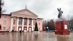 Вслед за главной елкой Новочеркасска новогоднее дерево установили в микрорайоне Октябрьском