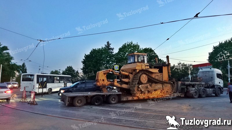 В Новочеркасске при перевозке негабаритного груза снова порвали трамвайные провода