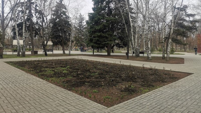 Парк Электровозостроителей в Новочеркасске готовят к летнему отдыху горожан