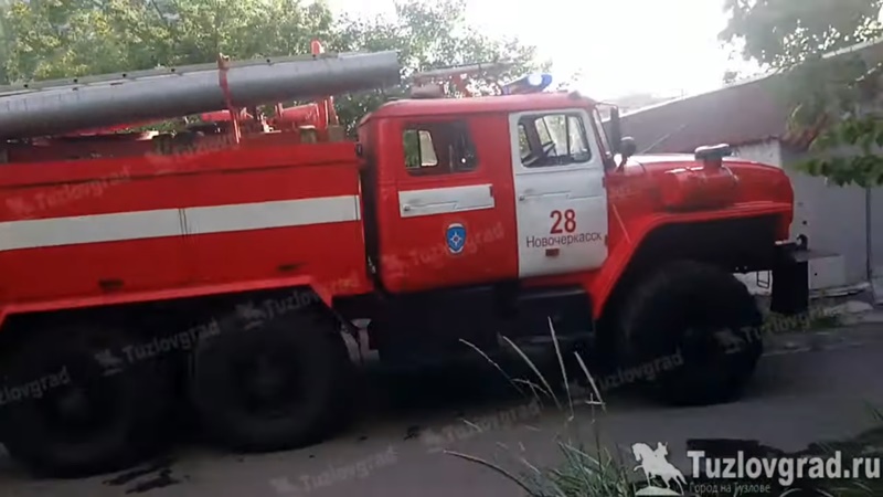В Новочеркасске на улице Войкова сгорела хозпостройка