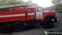 В Новочеркасске на улице Войкова сгорела хозпостройка