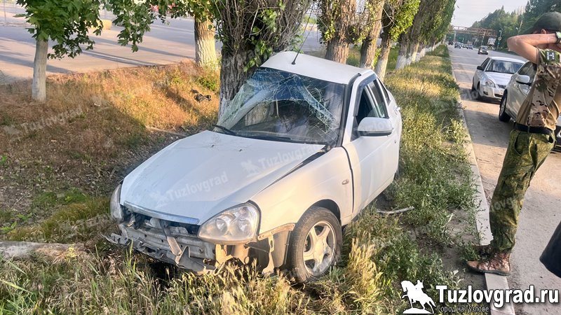Военнослужащий уничтожил чужую машину об дерево в Новочеркасске