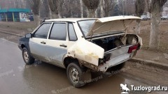 В Новочеркасске водитель зазевался и врезался в стоящую на светофоре другую машину
