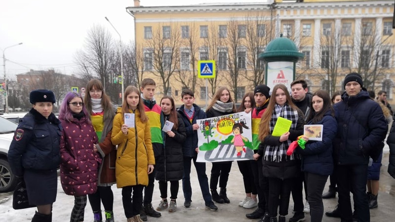 В Новочеркасске сотрудники ГИБДД объяснили пешеходам правила безопасного перехода проезжей части