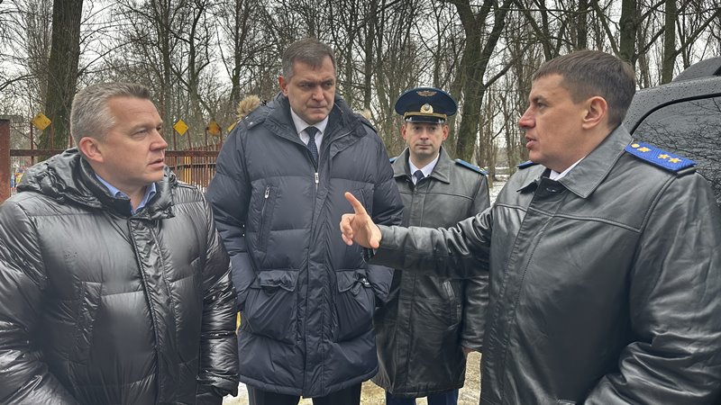 Прокурор Ростовой области Роман Прасков и глава администрации Новочеркасска Юрий Лысенко проконтролировали ход работ по устранению аварии на канализационном коллекторе