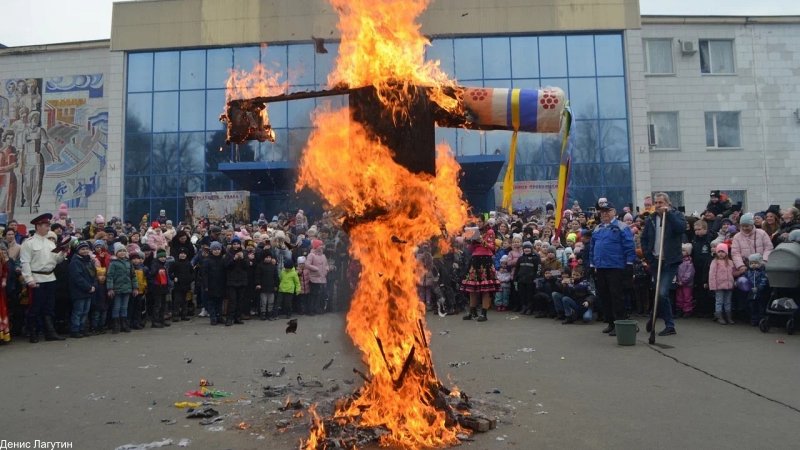 В Новочеркасске масленицу отметили концертом, блинами, ярмаркой и сжиганием чучела зимы