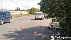 В Новочеркасске подросток переезжал дорогу на велосипеде, и его сбила машина
