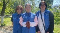 В Новочеркасске волонтеры начали дарить горожанам Георгиевские ленточки