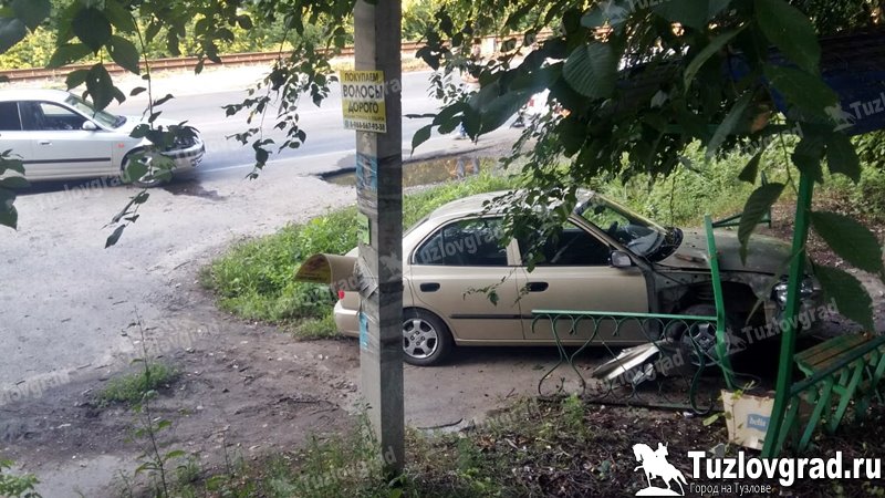 В Новочеркасске машина врезалась в остановку после столкновения с другой машиной