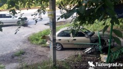 В Новочеркасске машина врезалась в остановку после столкновения с другой машиной