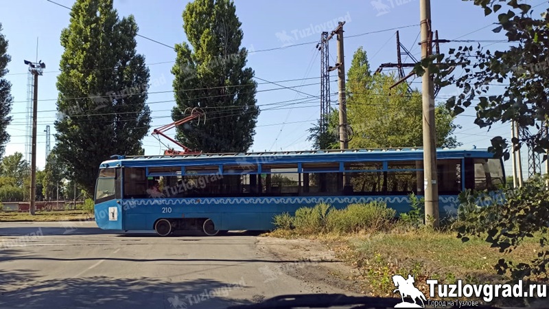 В Новочеркасске вышел на линию с пассажирами первый из полученных из Москвы трамваев