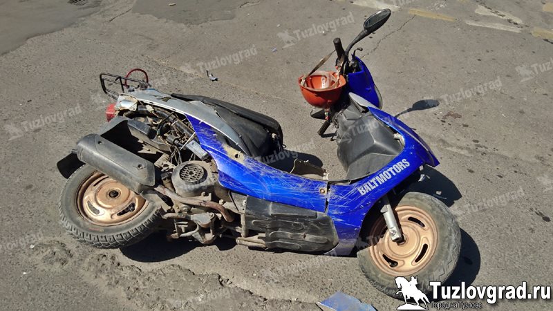 В Новочеркасске водитель иномарки при повороте налево не пропустила встречный скутер