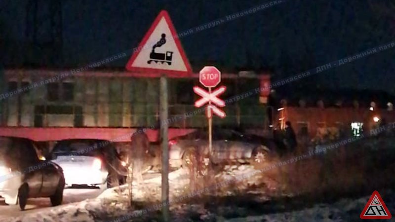 В Новочеркасске поезд столкнулся с легковушкой на железнодорожном переезде