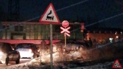 В Новочеркасске поезд столкнулся с легковушкой на железнодорожном переезде