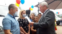 В Новочеркасске многодетной семье подарили микроавтобус