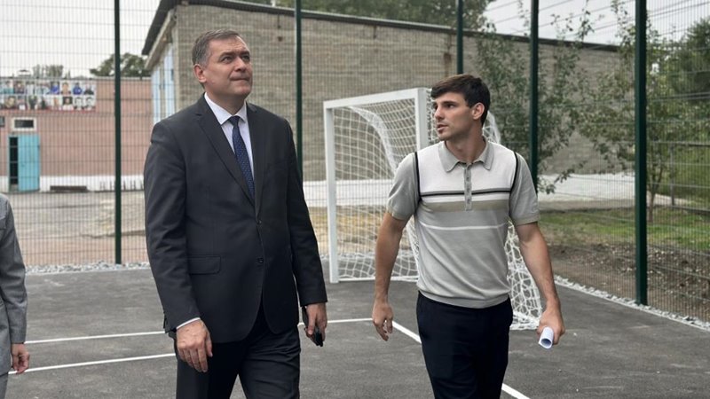Юрий Лысенко проинспектировал ход строительства спортплощадки в микрорайоне Донском