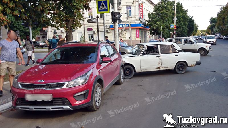 В Новочеркасске нарушитель на ВАЗ разбил три машины