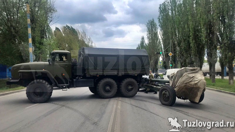 В Новочеркасске невнимательный водитель военного грузовика врезался в легковушку