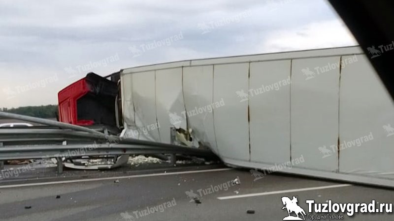 На трассе под Новочеркасском перевернулся грузовик