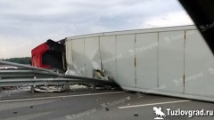 На трассе под Новочеркасском перевернулся грузовик