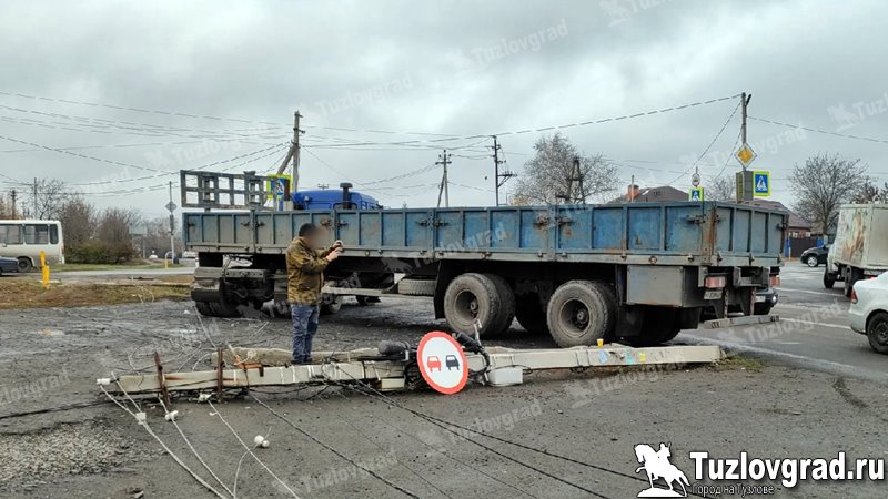 В Новочеркасске невнимательный водитель грузовика повалил бетонный столб и повредил два легковых автомобиля