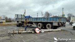 В Новочеркасске невнимательный водитель грузовика повалил бетонный столб и повредил два легковых автомобиля
