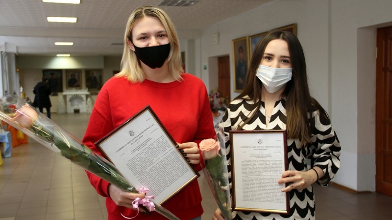 В Новочеркасске вручили ключи от квартир двум выпускницам детдомов