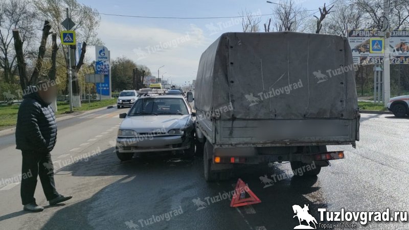 В Новочеркасске водитель ВАЗа устроил двойное ДТП и скрылся, видео