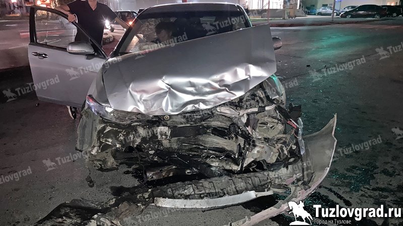 В Новочеркасске две иномарки не поделили перекресток, видео