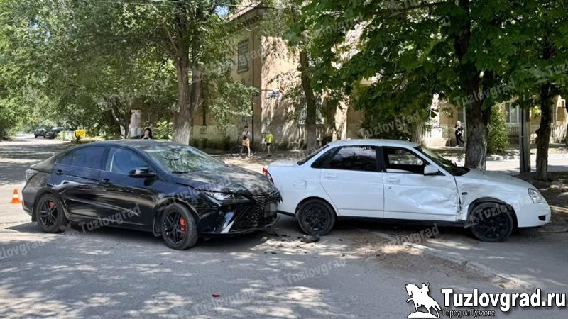 В Новочеркасске в ДТП на перекрестке пострадала 85-летняя пассажирка автомобиля