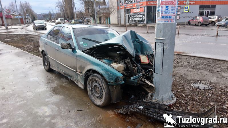 В Новочеркасске пьяный водитель на BMW врезался в столб
