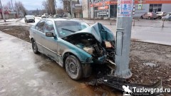 В Новочеркасске пьяный водитель на BMW врезался в столб