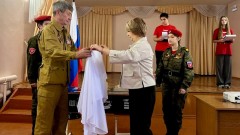 В школе № 25 Новочеркасска открыли парту Героя СВО