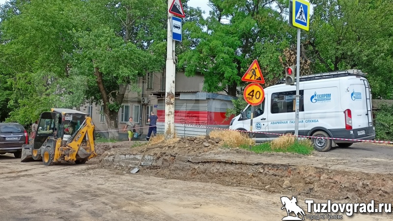 В Новочеркасске экскаватор во время расширения дороги повредил газопровод