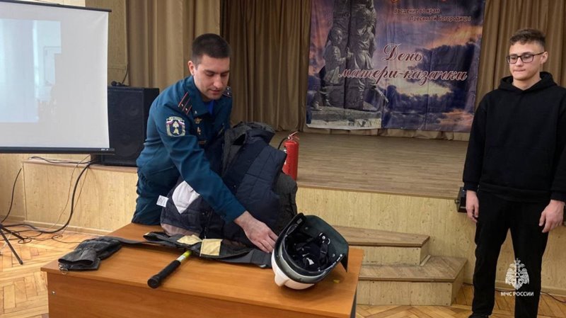 Для студентов Донского строительного колледжа в Новочеркасске сотрудники МЧС провели урок безопасности