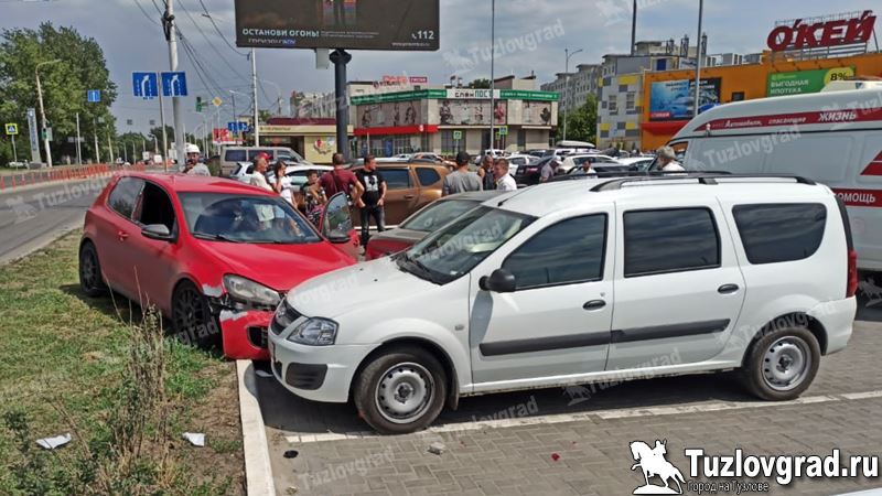 В Новочеркасске потерявший сознание на ходу водитель протаранил две машины, видео