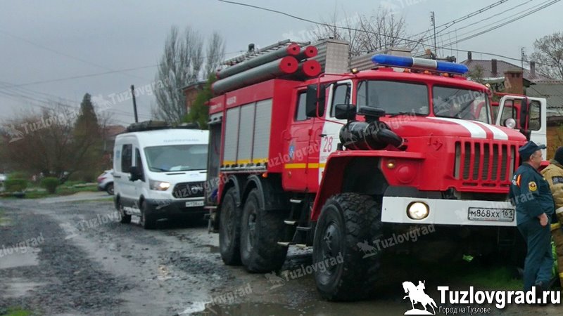 В Новочеркасске в микрорайоне Донском сгорела хозпостройка
