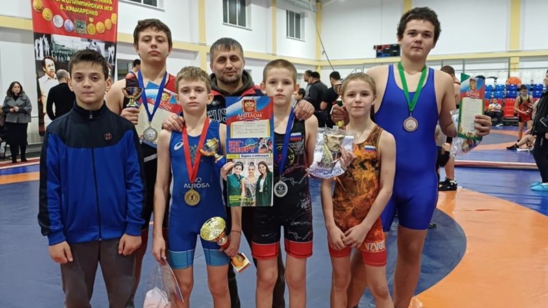 Новочеркасские борцы успешно выступили на турнире в Ростове
