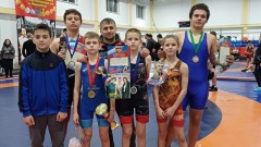 Новочеркасские борцы успешно выступили на турнире в Ростове