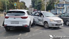 В Новочеркасске водитель проехал на красный и врезался в другую машину, видео