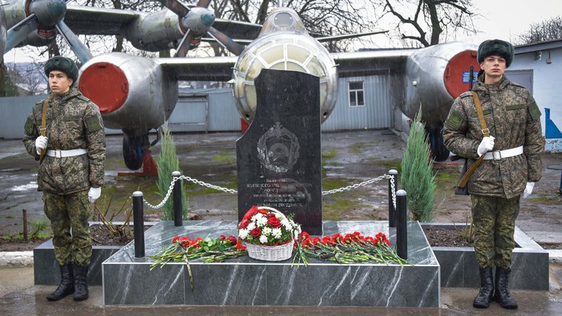 В новочеркасском политехе открыли памятник выпускникам, погибшим при исполнении воинского долга