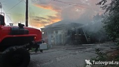 В Новочеркасске на рассвете сгорел частный дом, видео