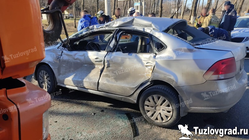 В Новочеркасске автокран проехал на перекрестке на красный сигнал светофора и протаранил иномарку