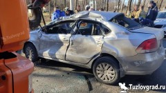 В Новочеркасске автокран проехал на перекрестке на красный сигнал светофора и протаранил иномарку
