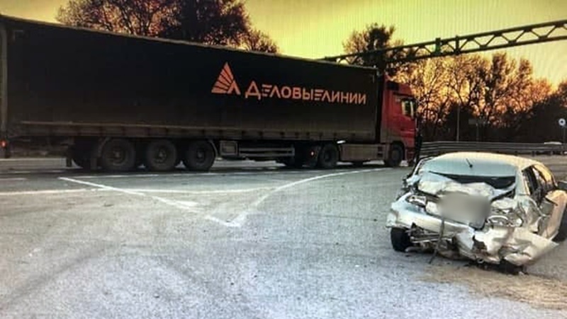 В Красном колосе под Новочеркасском грузовик врезался в «Фольксваген Поло»