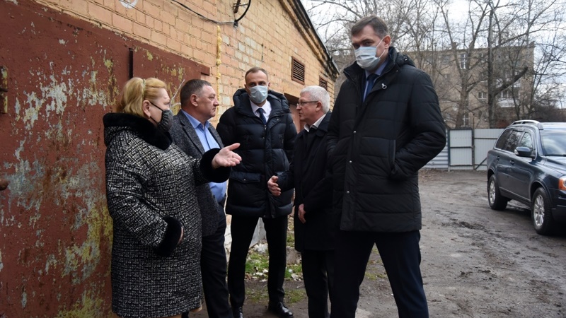 Глава администрации Новочеркасска проверил ход капремонта больницы и спортзала школы на Донском